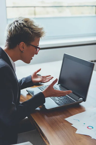 Junge Geschäftsfrau Arbeitet Büro Laptop — Stockfoto