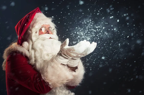 Santa Claus Waait Sneeuw Grijze Achtergrond — Stockfoto
