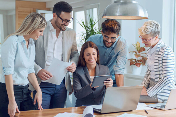 Деловые люди, работающие вместе над проектом
