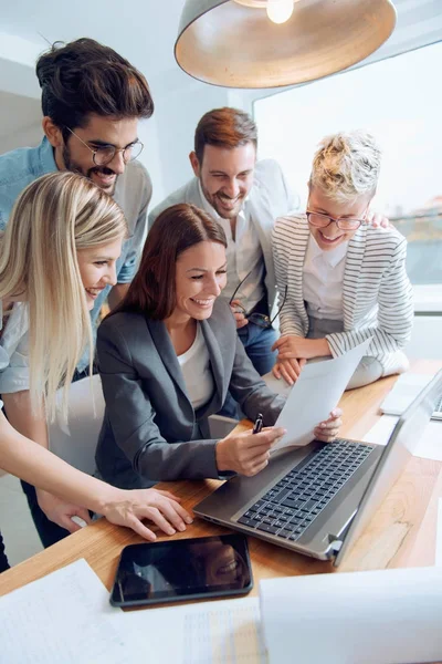 Mensen Uit Het Bedrijfsleven Werken Samen Aan Een Project — Stockfoto