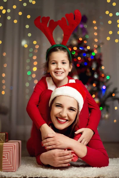 귀여운 소녀와 그녀의 어머니는 크리스마스 이브에 — 스톡 사진