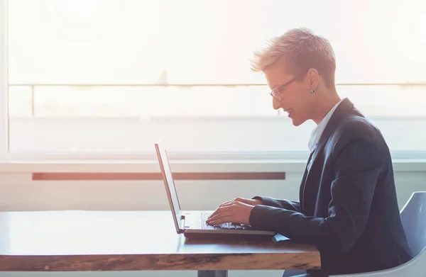 Jonge Zakenvrouw Werken Een Laptop Kantoor — Stockfoto