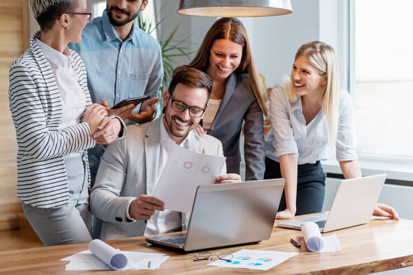 Деловые люди, работающие вместе над проектом
