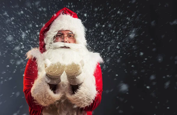 Santa Claus Waait Sneeuw Geïsoleerd Een Grijze Achtergrond — Stockfoto