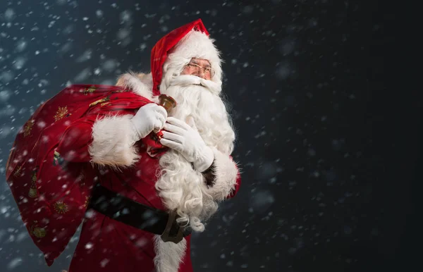 Papai Noel Com Saco Sino Fundo Escuro — Fotografia de Stock