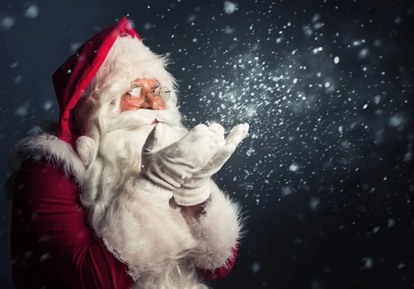 Weihnachtsmann Bläst Schnee Auf Grauem Hintergrund — Stockfoto