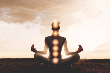 Günbatımı, Çakralar ile meditasyon pratik kadın işaretlenmiş