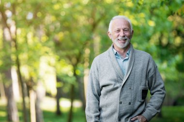 Yaşlı adam açık havada doğa gülümseyen