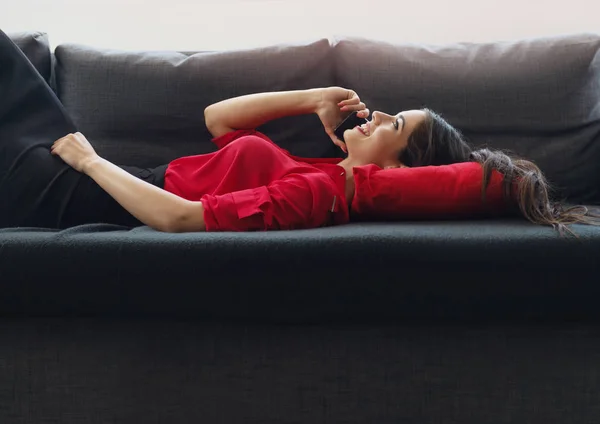 Schöne Junge Geschäftsfrau Mit Einem Handy Auf Einem Sofa — Stockfoto