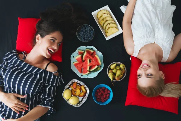 Dwie Młode Kobiety Jedzenia Owoców Cieszyć — Zdjęcie stockowe