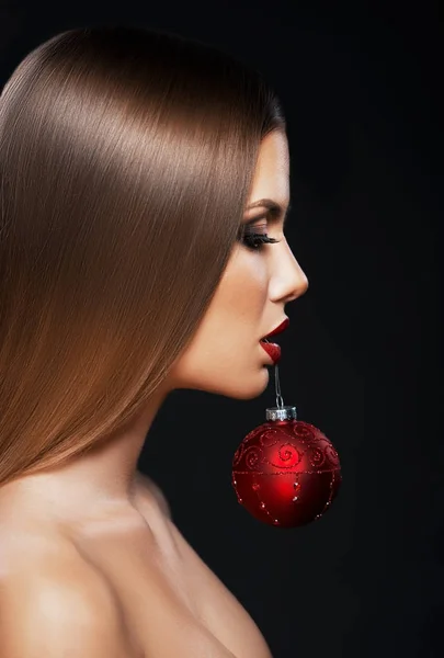 Hermosa Mujer Sosteniendo Adorno Navidad Con Dientes Retrato Primer Plano — Foto de Stock