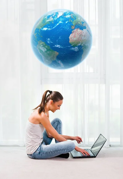 Mulher Bonita Com Laptop Comunicação Conceito Conexão Elementos Desta Imagem — Fotografia de Stock