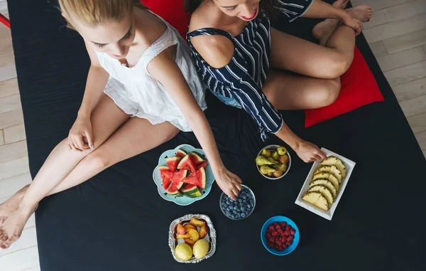 Dos Mujeres Jóvenes Comiendo Frutas Disfrutando — Foto de Stock