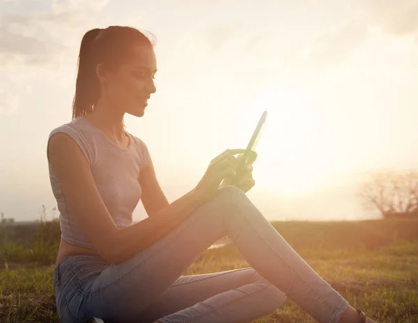 Hermosa Joven Sentada Aire Libre Usando Una Tableta — Foto de Stock