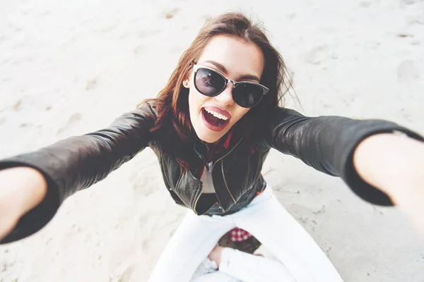 Hermosa Joven Mujer Tomando Una Selfie Aire Libre Arena — Foto de Stock