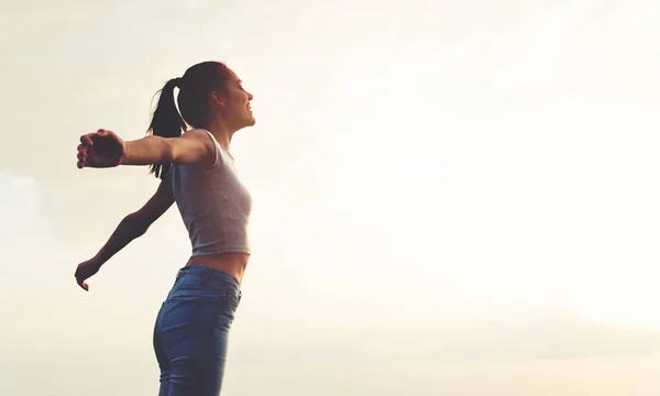 Mujer Joven Disfrutando Aire Libre Fondo Del Cielo — Foto de Stock