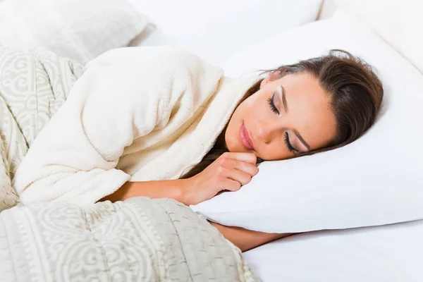 Gyönyörű Fiatal Alszik Ágyban — Stock Fotó