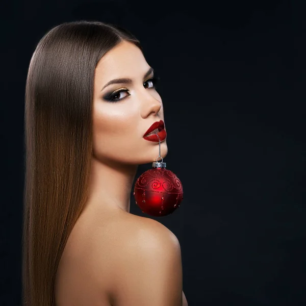 Hermosa Mujer Sosteniendo Adorno Navidad Con Dientes Retrato Primer Plano — Foto de Stock