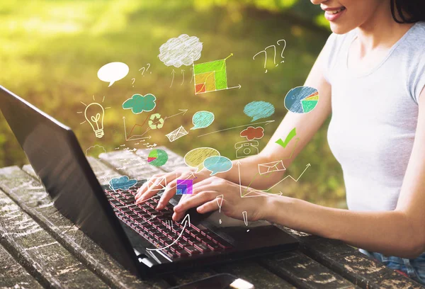 Mooie Jonge Vrouw Zitten Buiten Met Behulp Van Een Laptop — Stockfoto