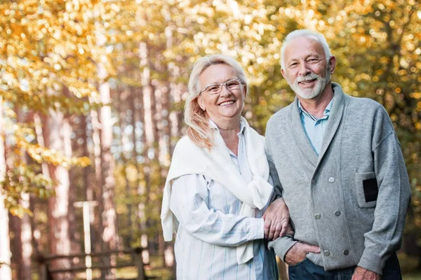 Gelukkige Senior Paar Wandelen Buiten Natuur — Stockfoto