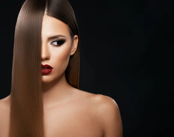 Retrato Mujer Hermosa Belleza Sobre Fondo Oscuro —  Fotos de Stock