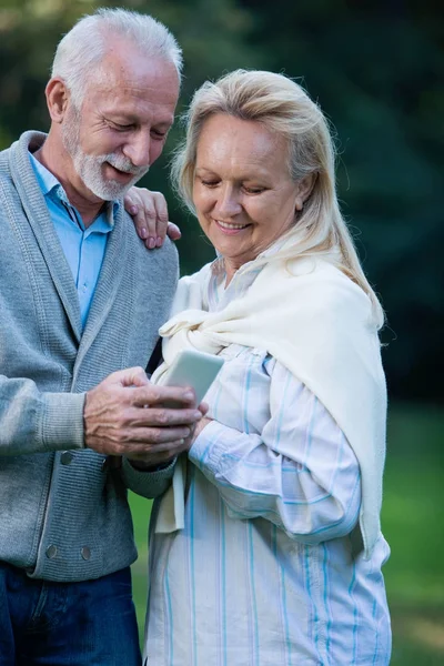 Heureux Couple Personnes Âgées Utilisant Téléphone Extérieur — Photo