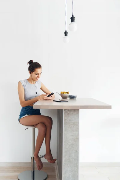 Nettes Mädchen Sitzt Und Hört Musik — Stockfoto