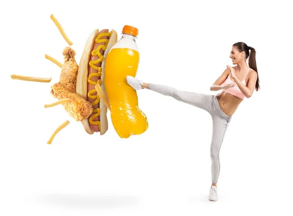 Ajuste Mujer Joven Luchando Contra Soda Comida Chatarra — Foto de Stock