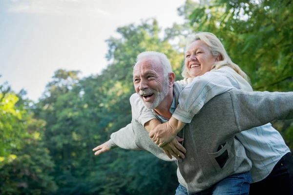 Feliz Casal Sênior Divertindo Livre Natureza — Fotografia de Stock