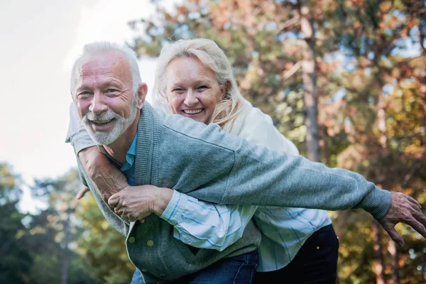 Gelukkige Senior Paar Plezier Buiten Natuur — Stockfoto