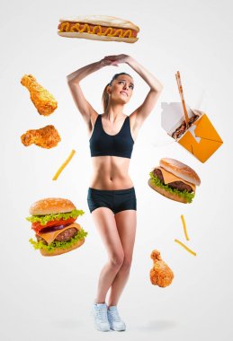 Fast food üzerinde uygun bir genç kadın düşüyor