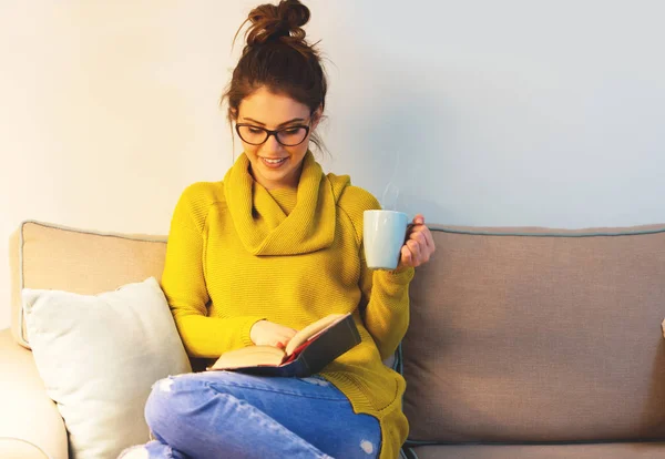 Mujer Joven Leyendo Una Habitación Acogedora — Foto de Stock