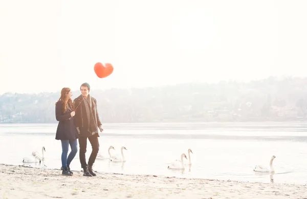 Jeune Couple Mignon Amoureux Marchant Bord Rivière Avec Ballon Rouge — Photo