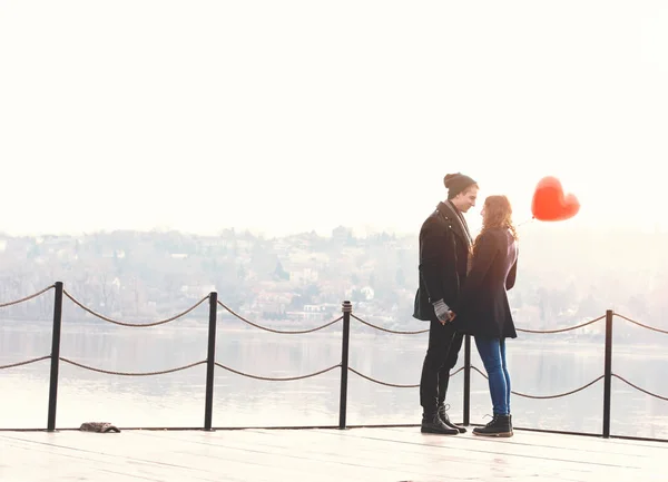 Jeune Couple Mignon Amoureux Marchant Bord Rivière Avec Ballon Rouge — Photo