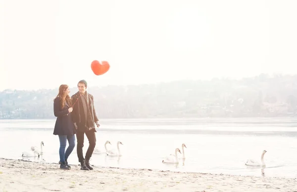 Cute Young Couple Love Walking Riverside Red Balloon Swans — Stock Photo, Image