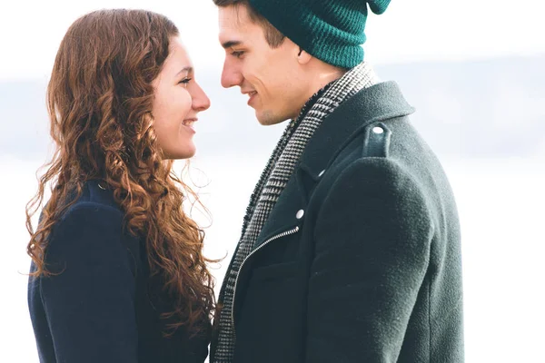 Bonito Jovem Casal Apaixonado Livre — Fotografia de Stock