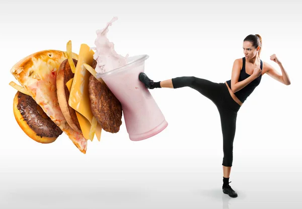 Ajuste Jovem Mulher Lutando Contra Fast Food — Fotografia de Stock