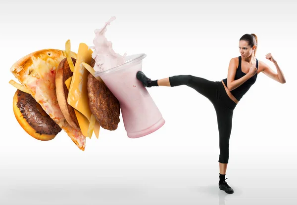 Ajuste Mujer Joven Luchando Contra Comida Rápida — Foto de Stock