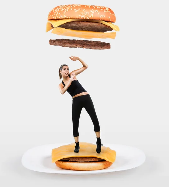 Grand Cheeseburger Tombant Sur Une Jeune Femme Forme — Photo
