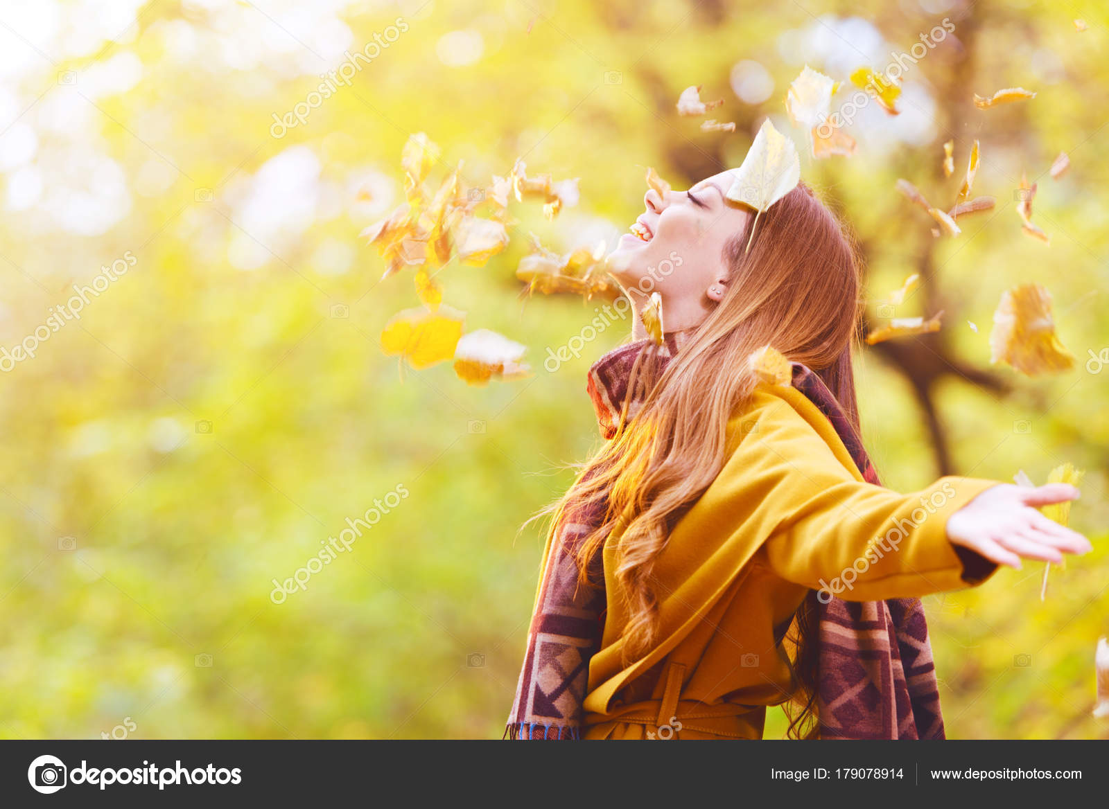 Листья кружатся в воздухе. Девушка осень. Почувствуй осеннюю. Прекрасной осени ,татьяна. Голоса осени.