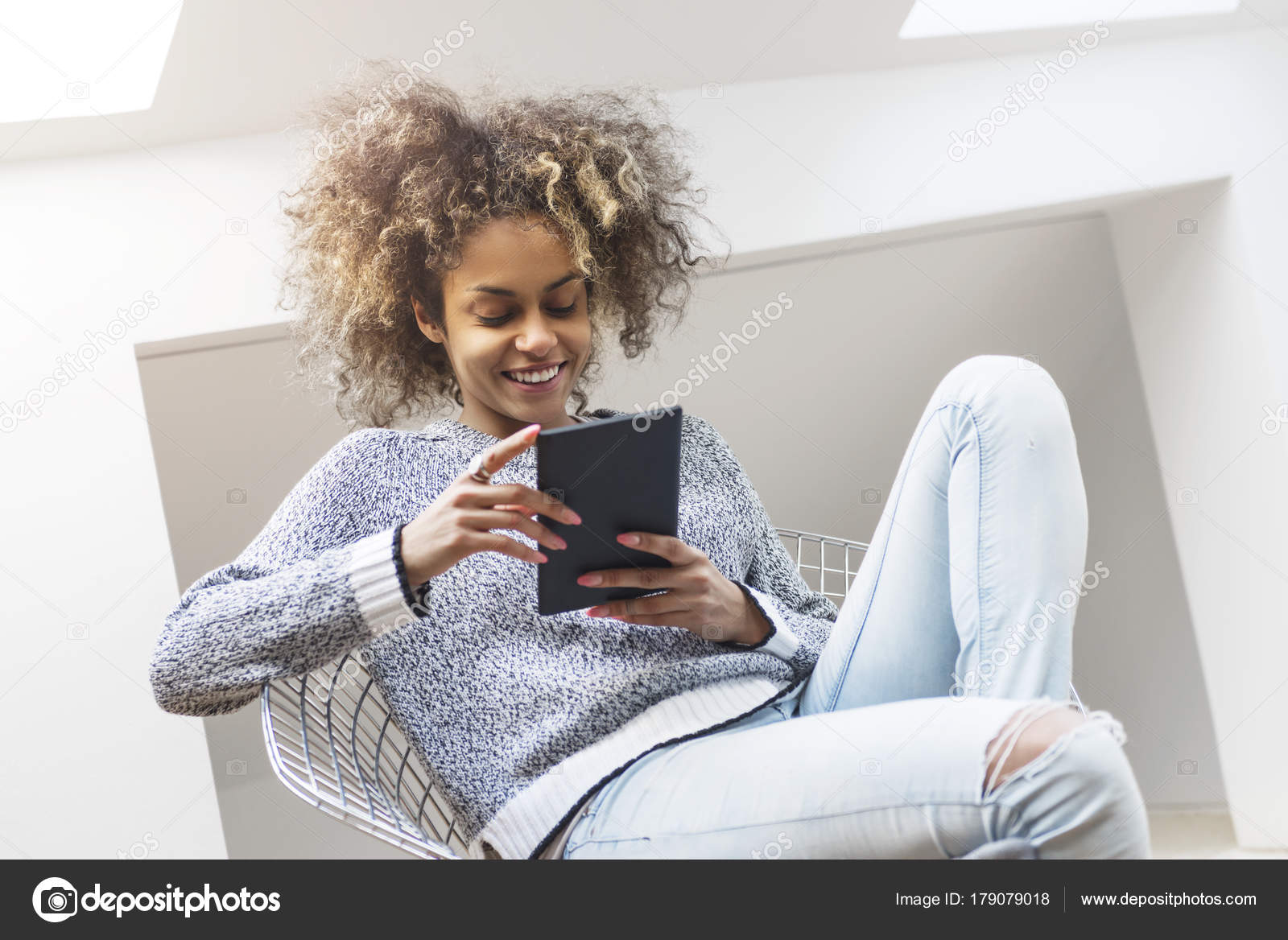 Mulher Afro Americana Usando Comprimido Enquanto Est Sentado Mulher Afro Americana Usando Comprimido Enquanto Est Sentado