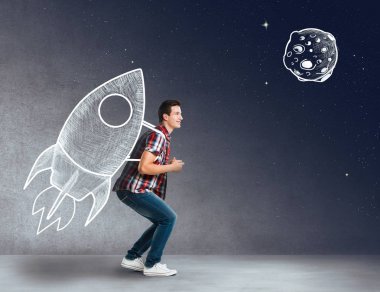 Sırtında bir roket ile genç adam