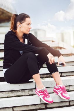 Genç kadın dışarıda egzersiz bir mola