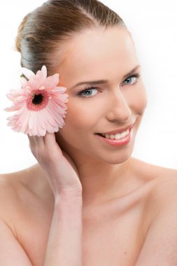  Güzel bir kadın yüzü Pembe çiçek ile yakından