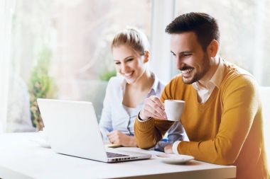 Laptop ofiste çalışan iki kişi