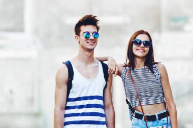 Şehirde sarılma sevimli genç Çift