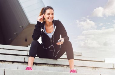 Genç kadın dışarıda egzersiz bir mola