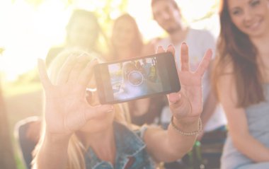 Grup genç insan bir selfie açık havada alarak eğleniyor