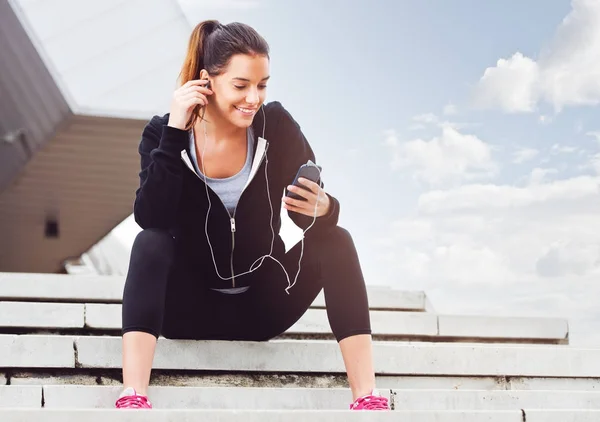 Mujer Joven Tomando Descanso Hacer Ejercicio Fuera —  Fotos de Stock