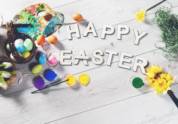 Színes Tojásokat Más Egy Boldog Húsvéti Jel Húsvéti Háttér Fehér — Stock Fotó
